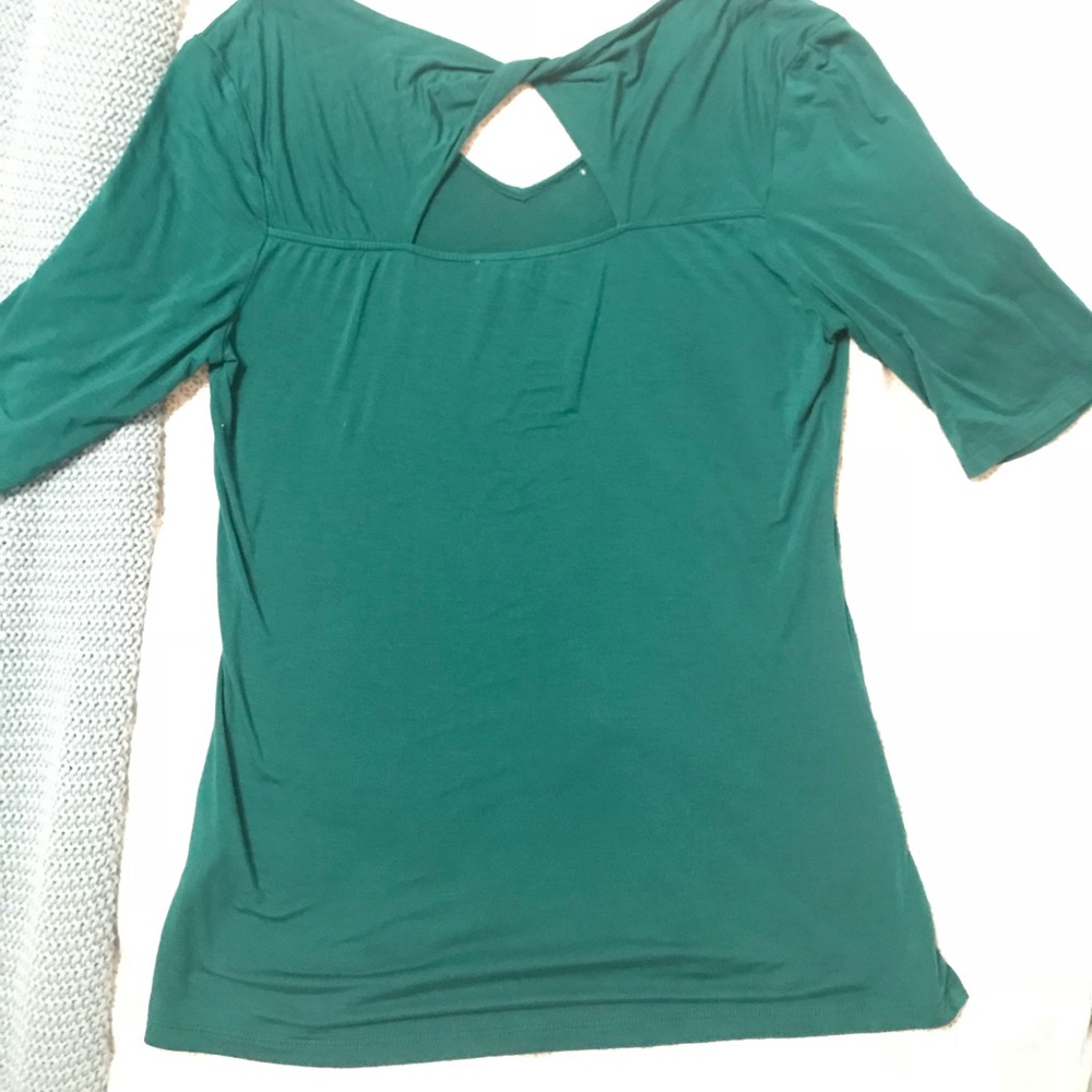Twist back turquoise top! Fitted 3/4 sleeve
